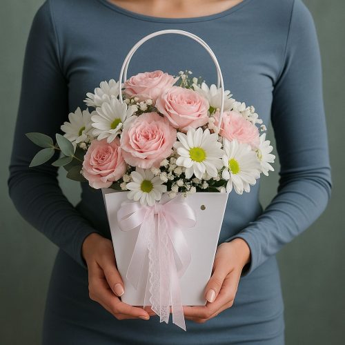 Композиция в коробке «Розово-белая классика с ромашками»